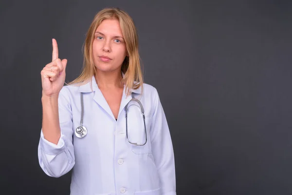 Studio Shot Young Beautiful Woman Doctor Blond Hair Gray Background — Stock Photo, Image