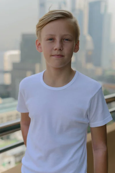 Portrait Young Handsome Scandinavian Boy Blond Hair View City — Stock fotografie