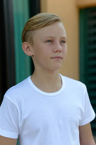 Πορτρέτο Του Νεαρού Όμορφου Σκανδιναβού Αγοριού Ξανθά Μαλλιά Στους Δρόμους — Φωτογραφία Αρχείου