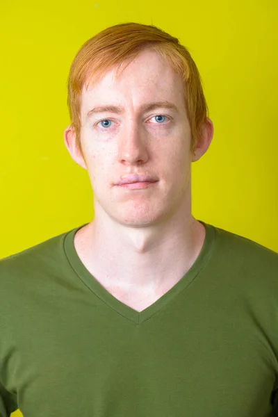 Studio Shot Man Red Hair Green Background — Stockfoto