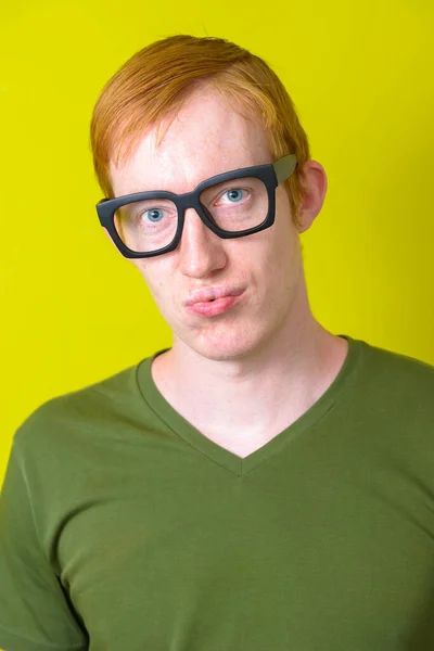 Студийный Снимок Мужчины Рыжими Волосами Зеленом Фоне — стоковое фото