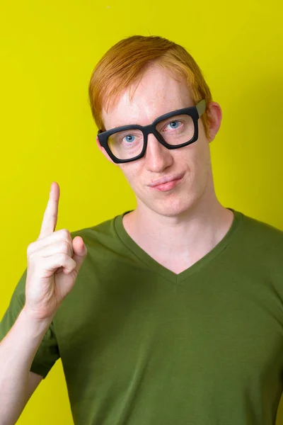 Studio Shot Man Red Hair Green Background — Stockfoto