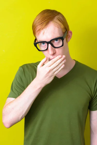 Studio Shot Man Red Hair Green Background — Stock fotografie