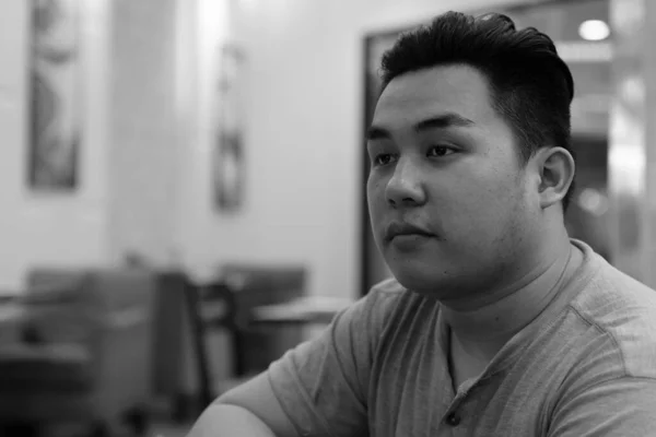 Porträtt Ung Stilig Överviktig Filippinsk Man Avkopplande Kaféet Svart Och — Stockfoto