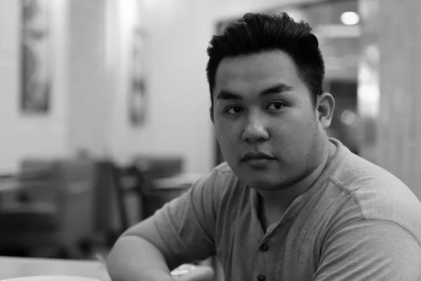 Retrato Joven Guapo Filipino Con Sobrepeso Relajándose Cafetería Blanco Negro —  Fotos de Stock