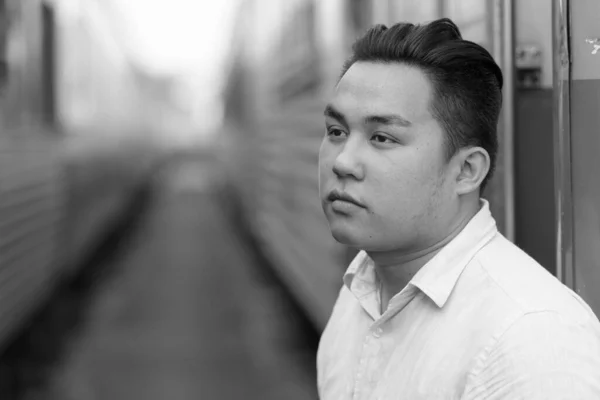 Porträtt Ung Stilig Överviktig Filippinsk Turist Man Vid Järnvägsstationen Svart — Stockfoto