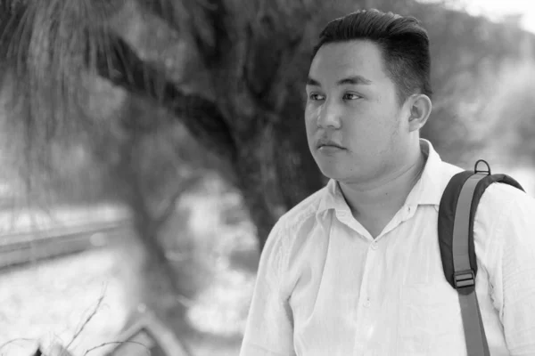Porträtt Ung Stilig Överviktig Filippinsk Turist Man Vid Järnvägsstationen Svart — Stockfoto