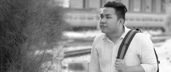 Fiatal Jóképű Túlsúlyos Filippínó Turista Portréja Vasútállomáson Fekete Fehérben — Stock Fotó