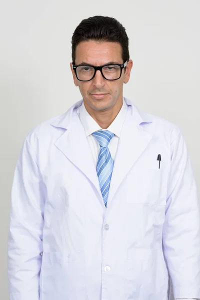 Στιγμιότυπο Από Ώριμο Όμορφο Άνδρα Γιατρό Λευκό Φόντο — Φωτογραφία Αρχείου