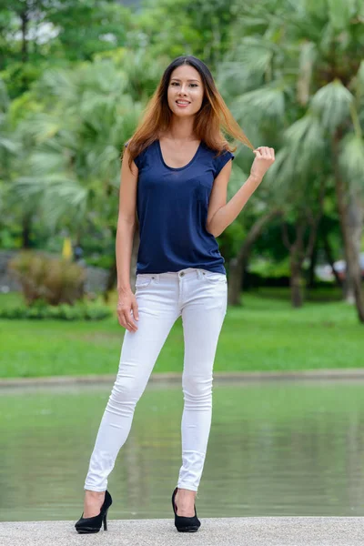 Portrait Young Beautiful Asian Businesswoman Relaxing Park Outdoors — Stockfoto