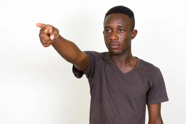 Beyaz Arka Planda Izole Edilmiş Genç Afrikalı Adamın Stüdyo Görüntüleri — Stok fotoğraf