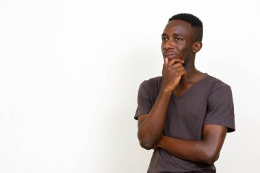 Beyaz arka planda izole edilmiş genç Afrikalı adamın stüdyo görüntüleri.