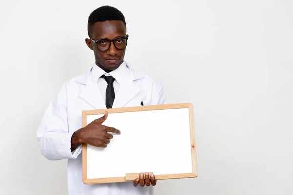 Estúdio Tiro Jovem Africano Médico Isolado Contra Fundo Branco — Fotografia de Stock