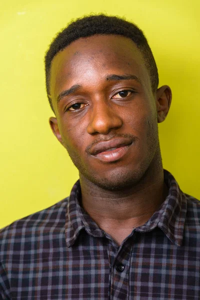 Estúdio Tiro Jovem Homem Hipster Africano Isolado Contra Fundo Amarelo — Fotografia de Stock