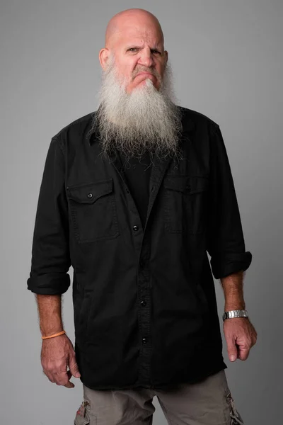 长白胡子 灰白相间的成熟英俊秃头男子演播室照片 — 图库照片