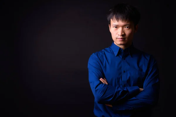 Estudio Joven Empresario Chino Con Camisa Azul Sobre Fondo Negro —  Fotos de Stock