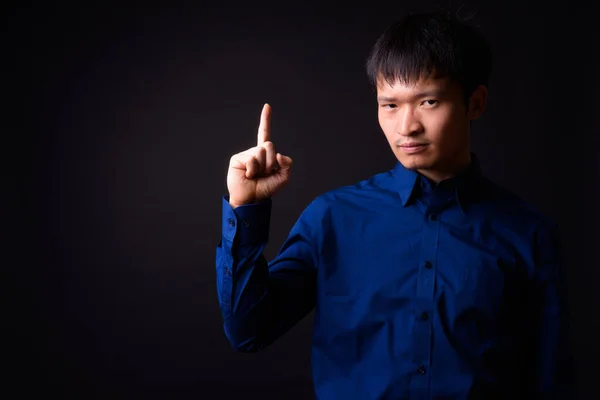 Studio Záběr Mladého Čínského Podnikatele Modré Košili Proti Černému Pozadí — Stock fotografie