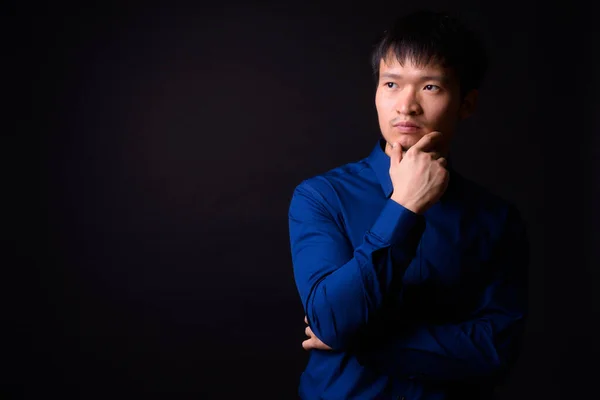 Estudio Joven Empresario Chino Con Camisa Azul Sobre Fondo Negro —  Fotos de Stock