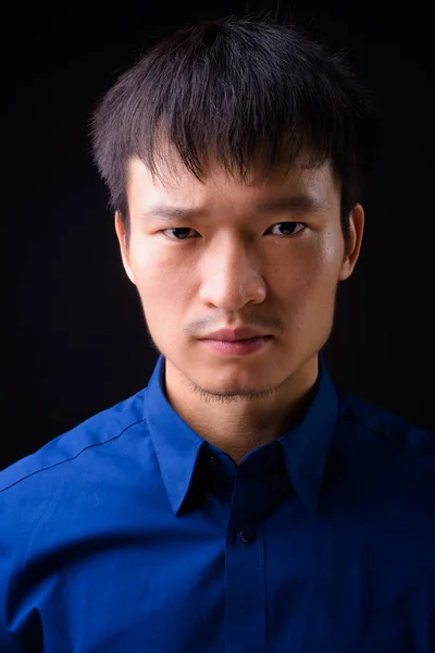 Зйомки Молодого Китайського Бізнесмена Синій Сорочці Чорному Тлі — стокове фото