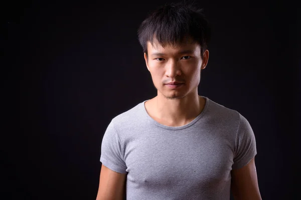 Siyah Arka Planda Genç Bir Çinli Nin Stüdyo Çekimi — Stok fotoğraf