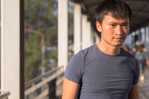 Портрет молодого азіата, який досліджує місто. — стокове фото