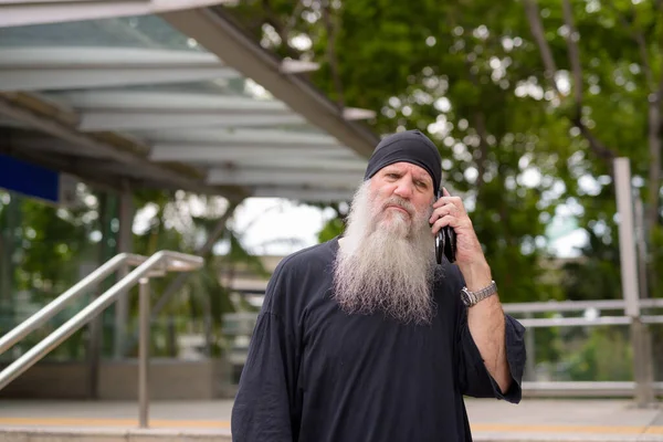 Stress volwassen bebaarde hipster man praten aan de telefoon buiten het metrostation — Stockfoto