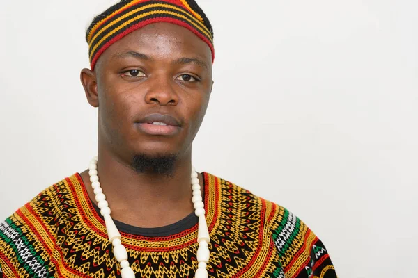 전통 의상을 입은 잘생긴 아프리카 청년 — 스톡 사진