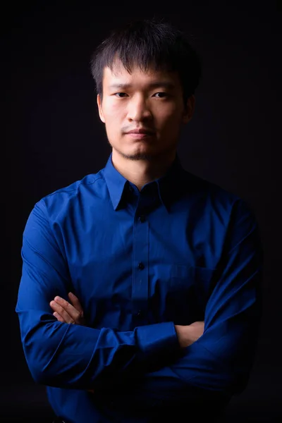 Портрет молодого азіатського бізнесмена зі схрещеними руками. — стокове фото