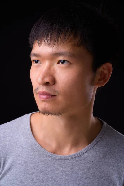 Ritratto di giovane asiatico che pensa e distoglie lo sguardo — Foto Stock