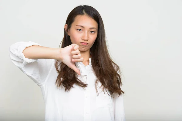 Retrato de jovem empresária asiática dando polegares para baixo — Fotografia de Stock