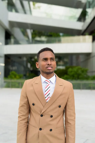 Joven empresario africano guapo pensando en la ciudad al aire libre —  Fotos de Stock