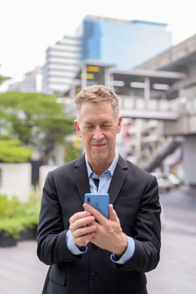 Portrait Mature Businessman Suit View Sky Train Station City — ストック写真