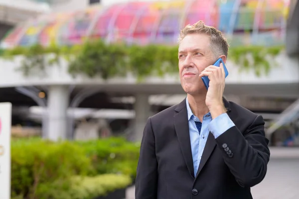 Portrait Mature Businessman Suit Building Modern Architecture — ストック写真