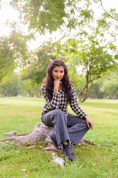 Portrait Young Beautiful Indian Hipster Woman Relaxing Park Outdoors — Zdjęcie stockowe