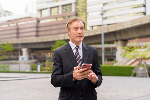 Portret Van Volwassen Knappe Zakenman Pak Straten Van Stad Buiten — Stockfoto