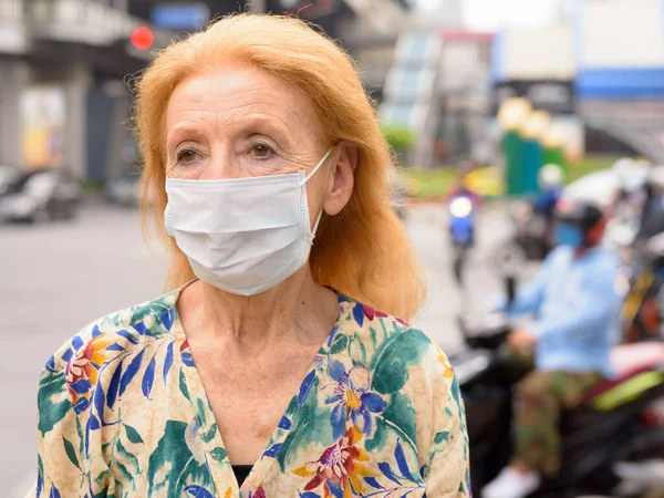 Arc szőke idős nő maszk gondolkodás a városban szabadban — Stock Fotó