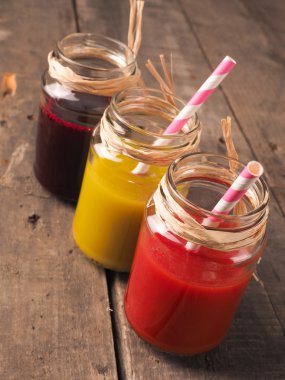 Ahşap üzerine üç sağlıklı güler yüzlü