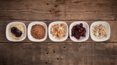 Rustik ahşap üzerine müsli malzemeler