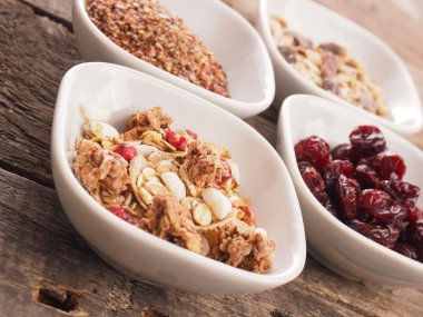 Rustik ahşap üzerine müsli malzemeler
