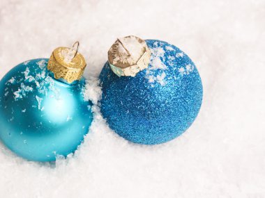 iki mavi Noel baubles