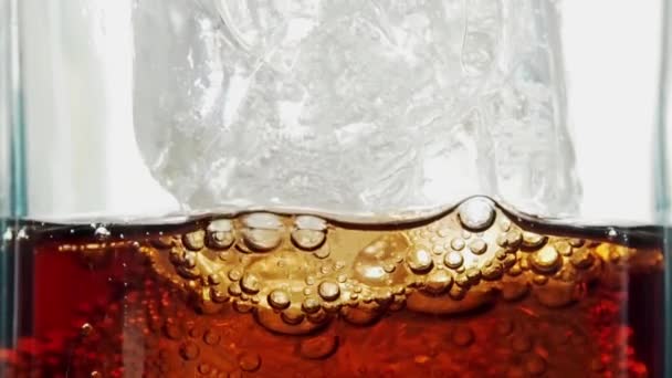 Verser du cola froid — Video