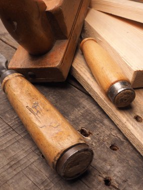 Ahşap bir masa marangoz araçları