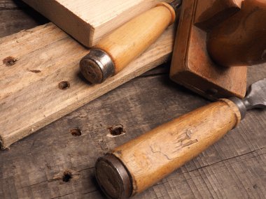 Ahşap bir masa marangoz araçları