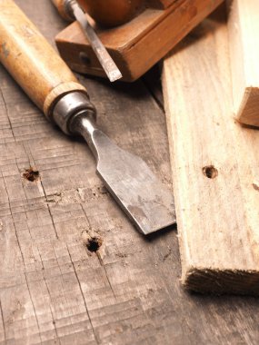 Ahşap bir masa marangoz araçları