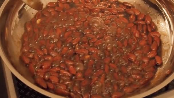 在平底锅里烤的杏仁 — 图库视频影像