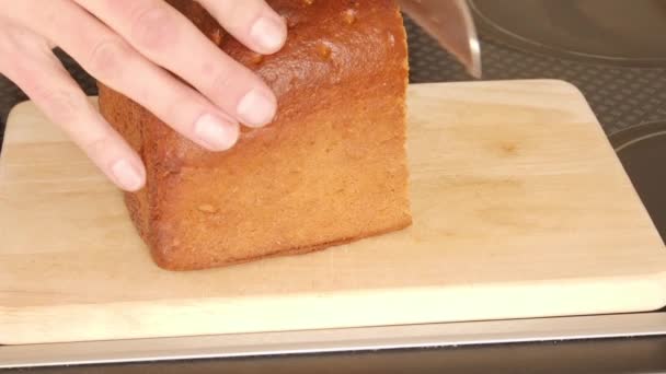Close-up van het snijden brood — Stockvideo