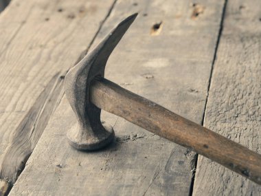 Eski kullanılan çekici ahşap üzerine