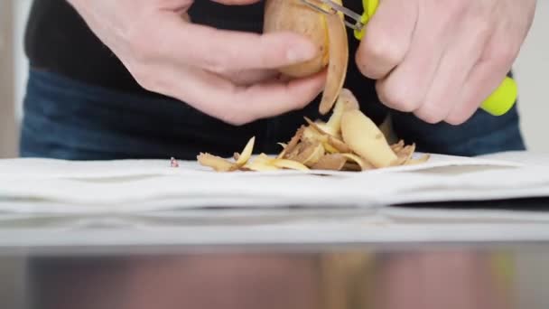 Chef-kok peeling aardappelen — Stockvideo