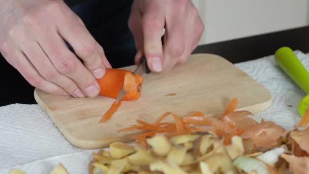 Peeling en snijden wortel — Stockvideo