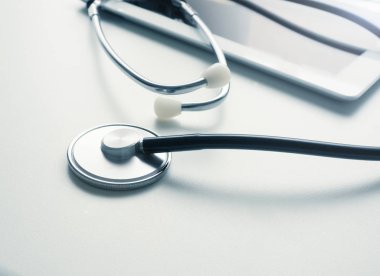 Tablet bilgisayarda tablo ile stetoskop